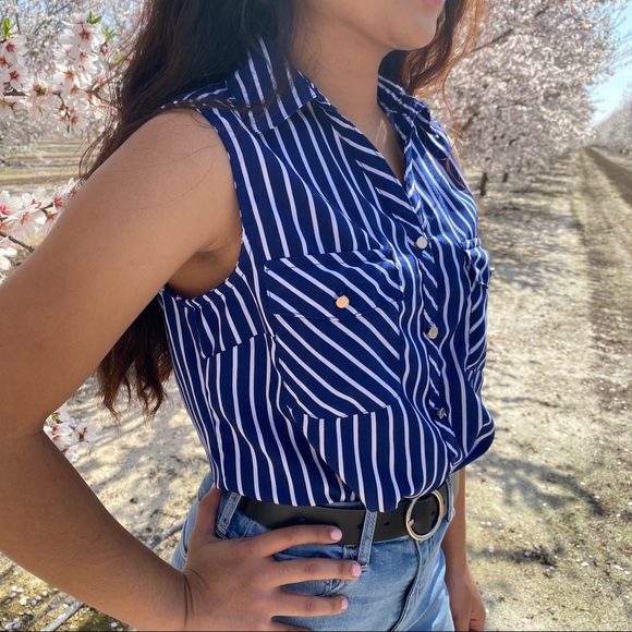 Striped Sleeveless Blouse - Picture 2 of 4